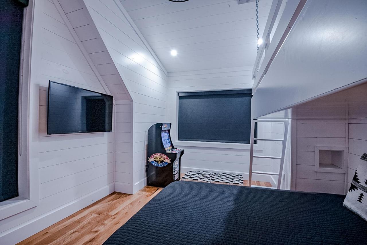 "The Barndo" 4Br Luxury Cabin, Hot Tub, Fire Pit, Bunks, Arcades, Playhouse! Броукън Боу Екстериор снимка