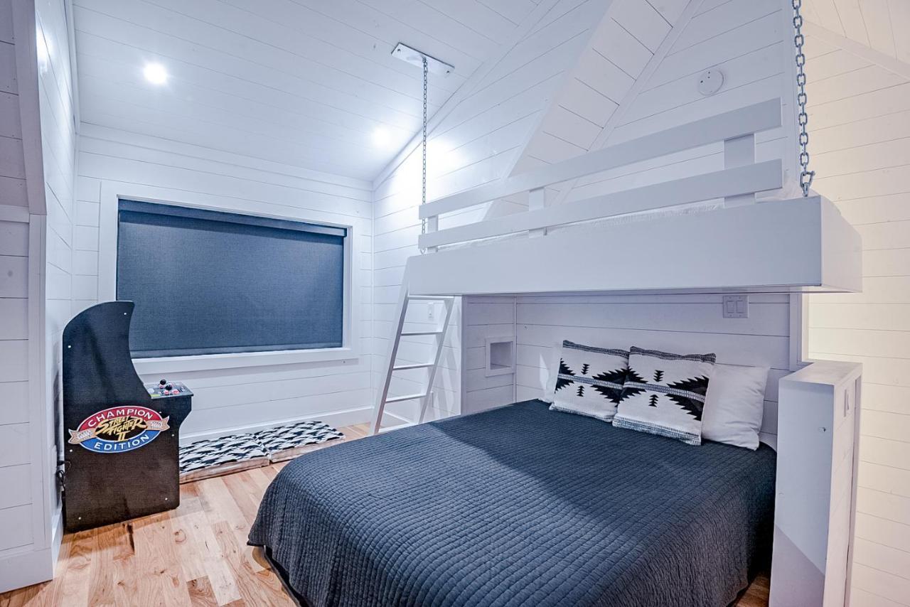 "The Barndo" 4Br Luxury Cabin, Hot Tub, Fire Pit, Bunks, Arcades, Playhouse! Броукън Боу Екстериор снимка