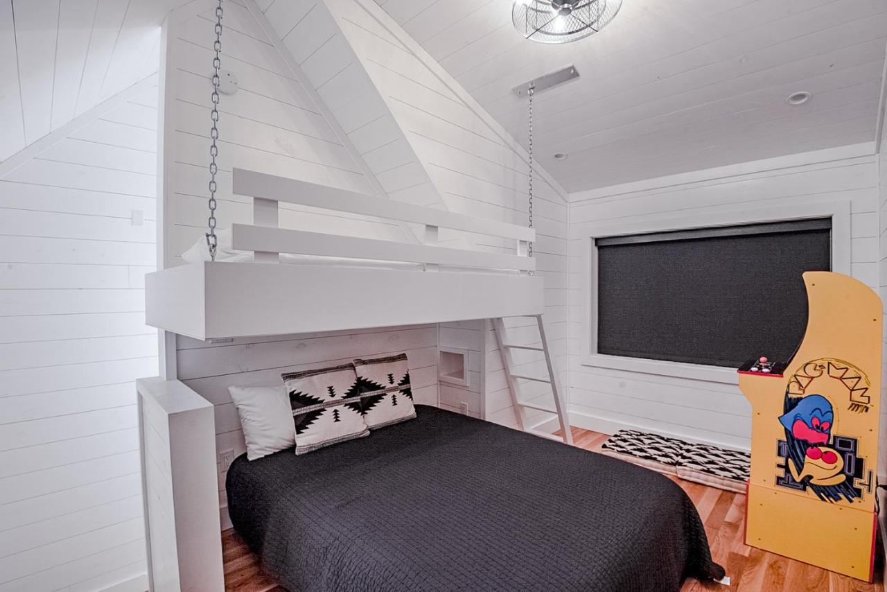 "The Barndo" 4Br Luxury Cabin, Hot Tub, Fire Pit, Bunks, Arcades, Playhouse! Броукън Боу Екстериор снимка
